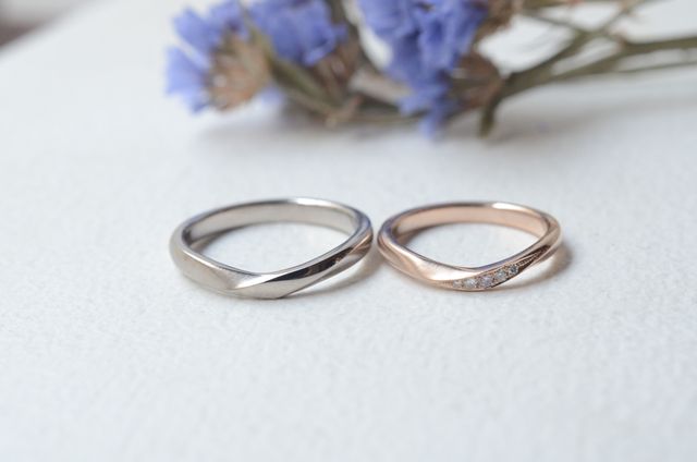 手作り結婚指輪。
素材はブラックゴールドとピンクゴールド。