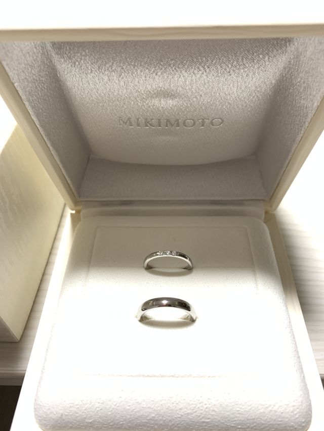 上が新婦用の8号サイズ、下が新郎用の13号サイズです。