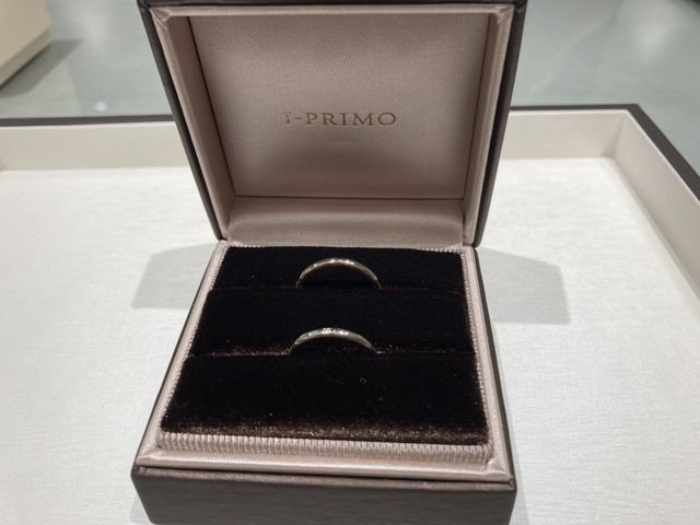 細身で外側はプラチナ、内側はピンクゴールドの指輪