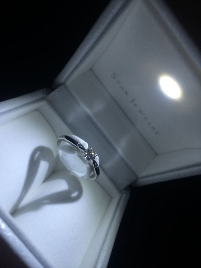 中央に一粒のダイヤがあしらわれているシンプルなデザイン