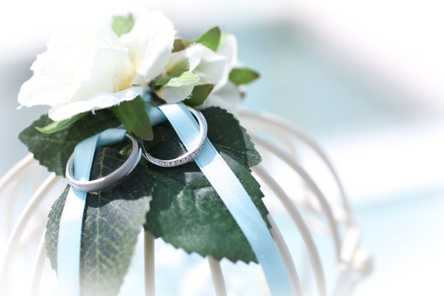 結婚式でのリングピロー。左が新郎、右が新婦のものです。