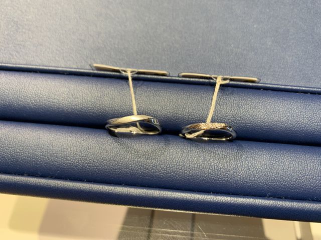 お揃い風ウェーブの結婚指輪