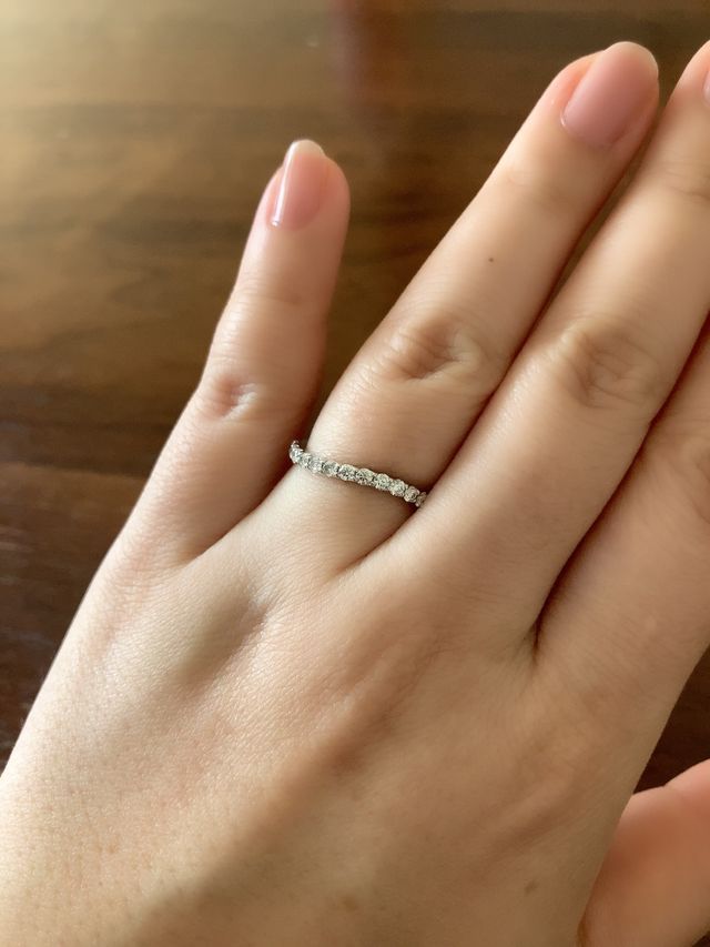 指が太くて短いのでウェーブで動きを出すデザインにしました。