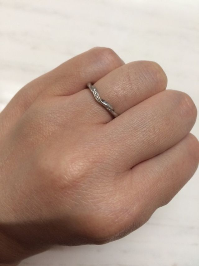 ダイヤの主張が強くなく、ねじれた部分がハートになっています