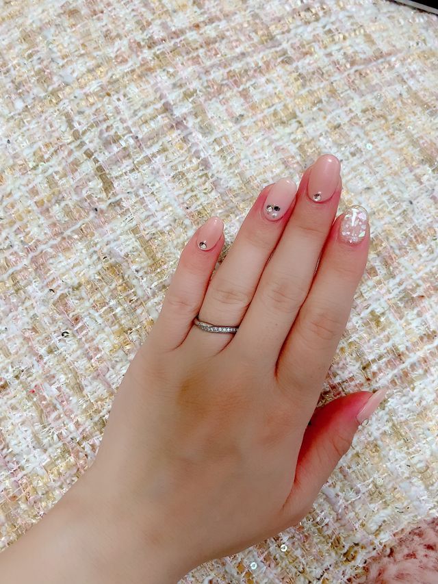 ダイヤが斜めに入っているデザインを選びました。