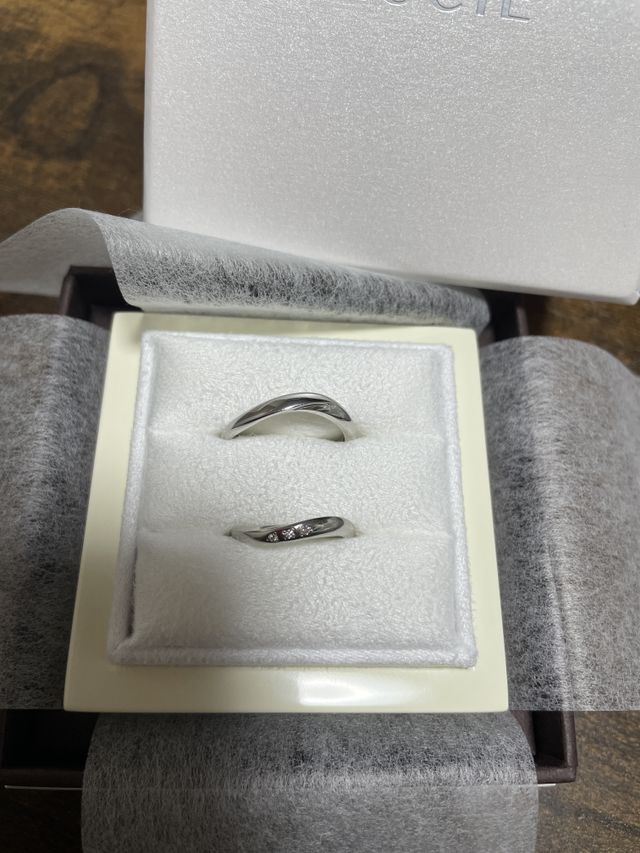 ドルフィン。女性のは宝石が三つ並んでいます。