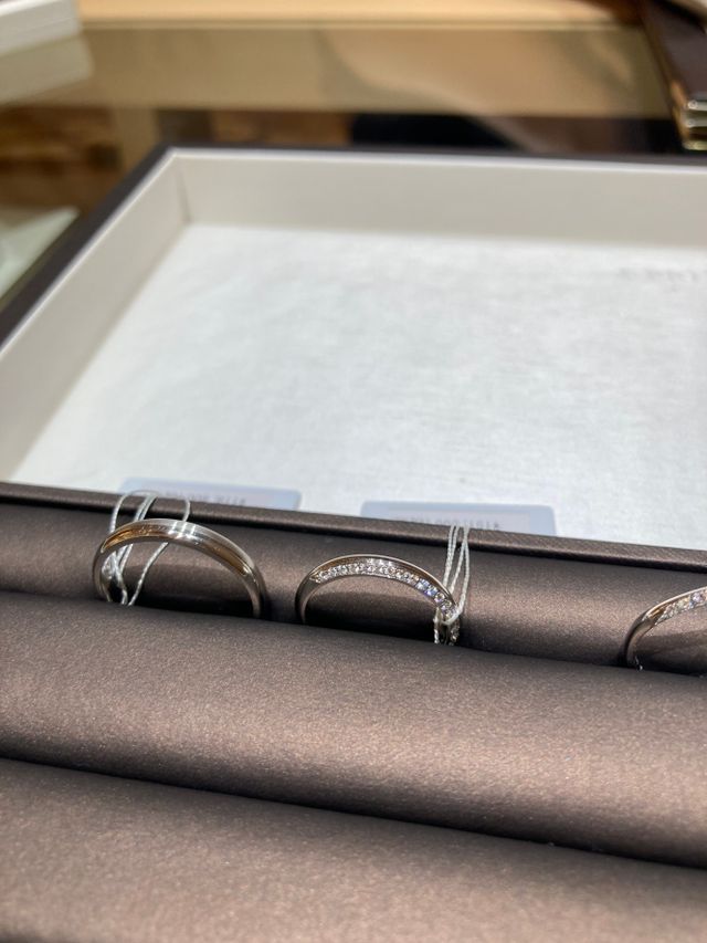 甲丸仕上げで指通りが良い。ダイヤが一周敷き詰められているり