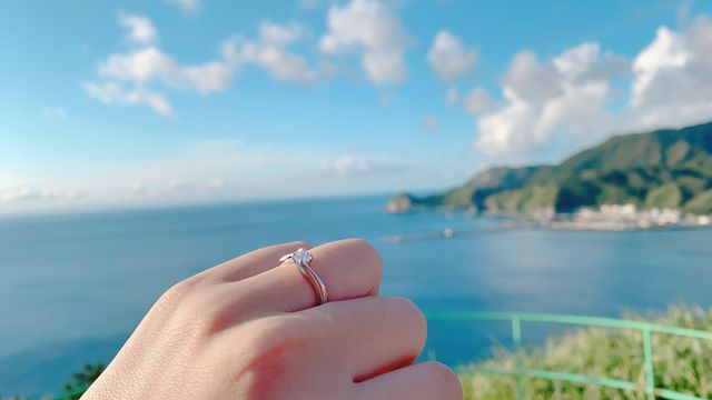 ベイブリーズの由来にぴったりの神津島にてプロポーズ時の写真