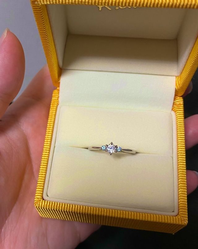 購入時のボックスとリングピローに収まった状態の写真です。
