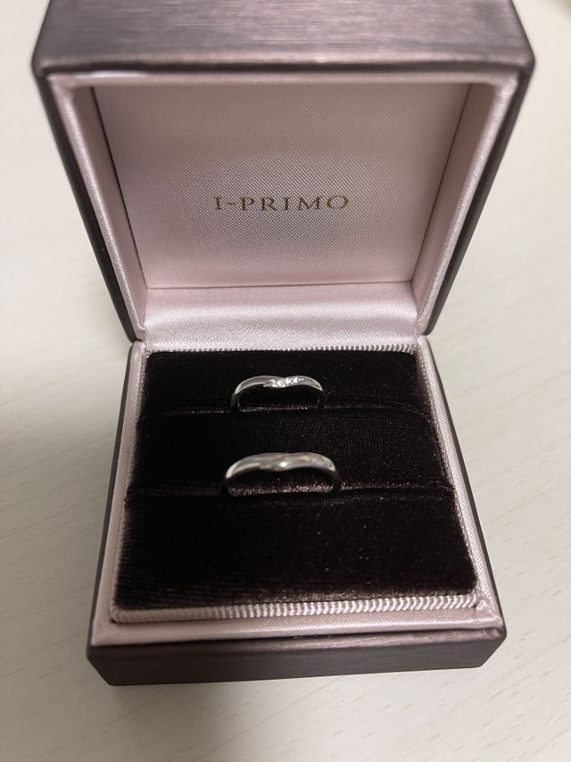 箱の色合いも良く、横の幅が広いので婚約指輪も一緒に仕舞えます