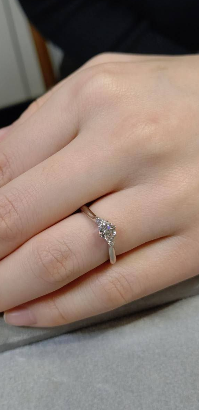 少し分かりづらいですが、しっかりV字です。両サイドにメレ。