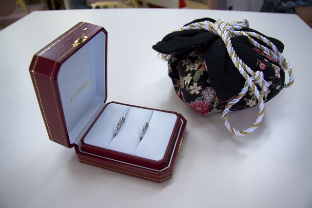 リングピローに指輪を乗せて、ロケーション撮影しました