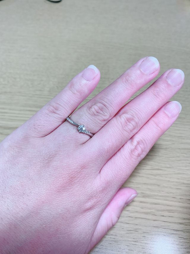 リングのサイドにもダイヤモンドが入ってて、凄く綺麗です。