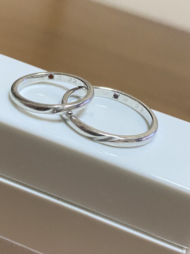 お互いを想い合えるようにと、内側にお互いの誕生石を入れました
