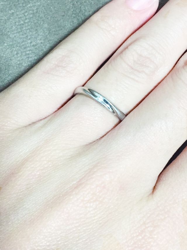 装着するとこのような感じになります。小さなダイヤが可愛い！