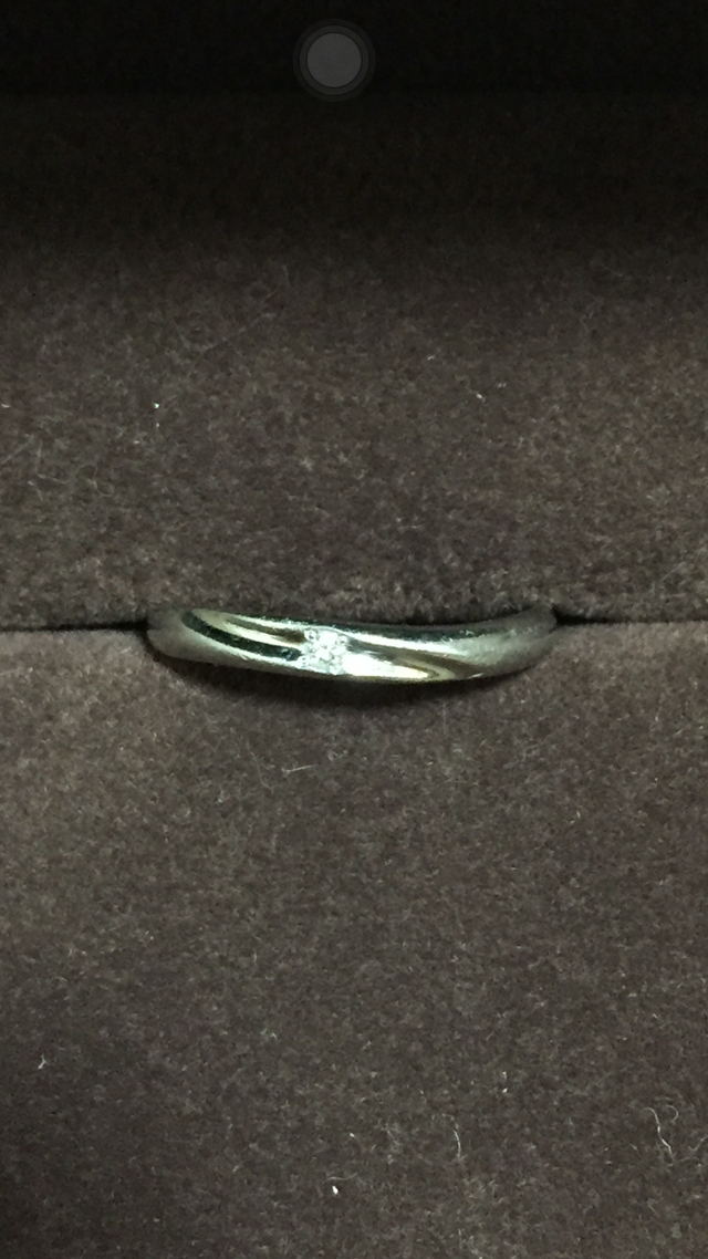 正面から見た感じです。リングが少しだけ曲線を描いています。