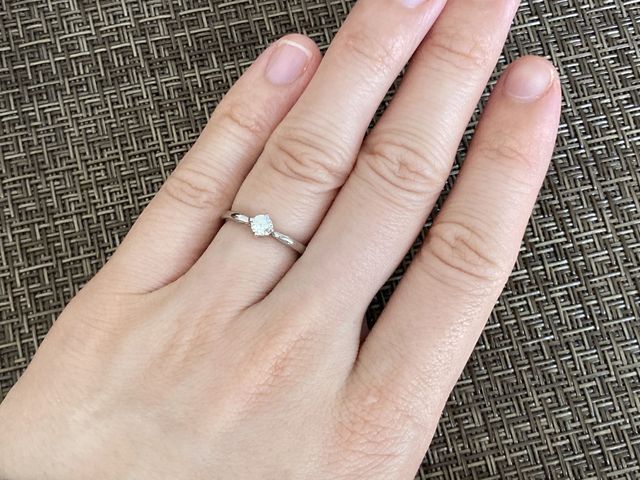 ダイヤが大きめで光に当たるとキラキラ光ります。