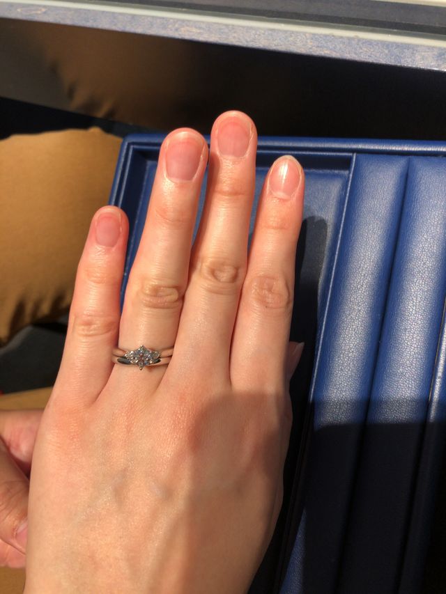 結婚指輪と婚約指輪を重ねづけしたイメージ