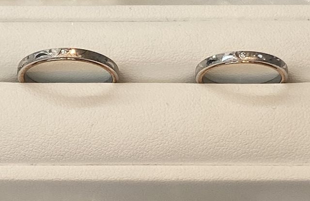 結婚指輪。コンビ素材で表面に模様(彫り)が入っている。
