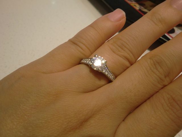 ダイヤの大きさは１カラットで、ほぼ透明。