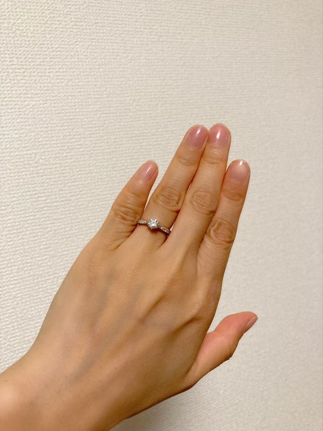 メレダイヤと一粒ダイヤでキラキラ感がある指輪です。