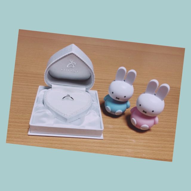 指輪のブランドの可愛い箱に入れて撮った写真です！