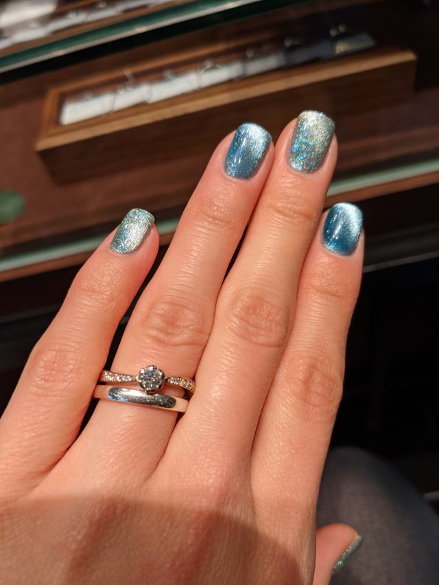 上から見ると緩やかなウェーブ型で、真ん中のダイヤは花型模様。