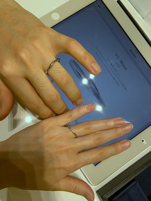 knotという名前の指輪を試着した際の写真です。