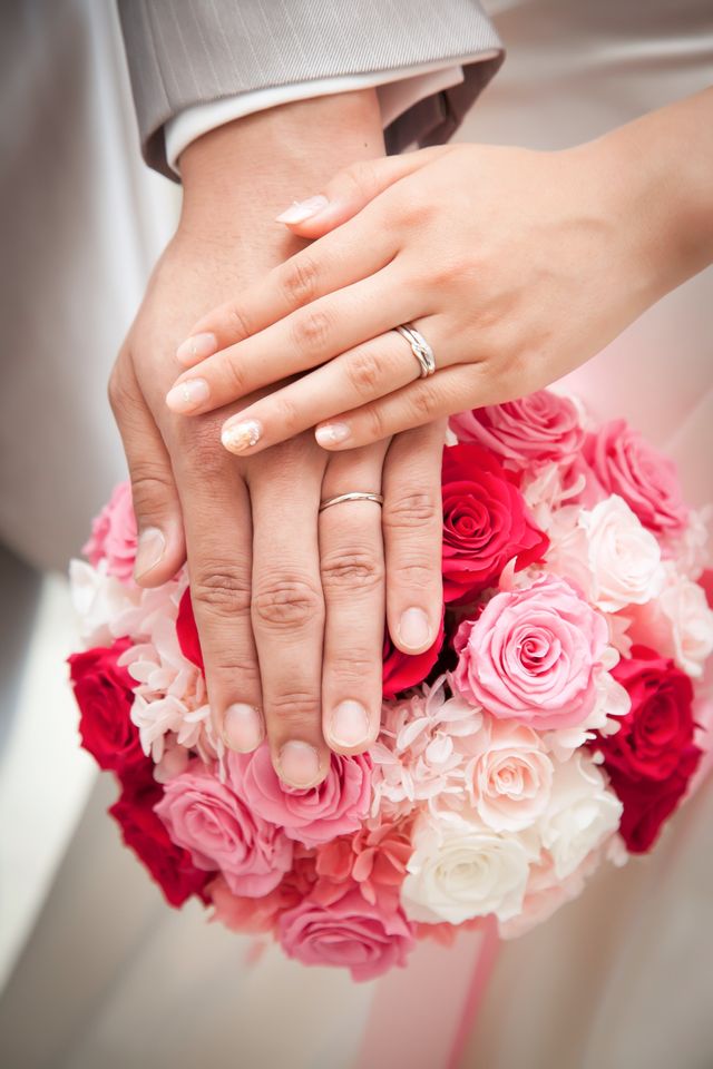 前撮りの際、婚約指輪と一緒に