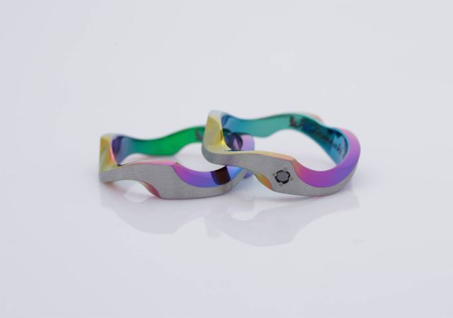 婚約指輪を兼ねているので、ダイヤが入っている方が女性用です