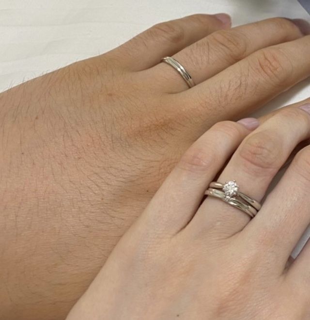 婚約指輪、結婚指輪着用の写真。