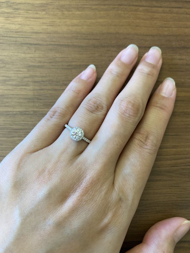 手が大きいのでリング部分が細く華奢に見えるものを選びました。