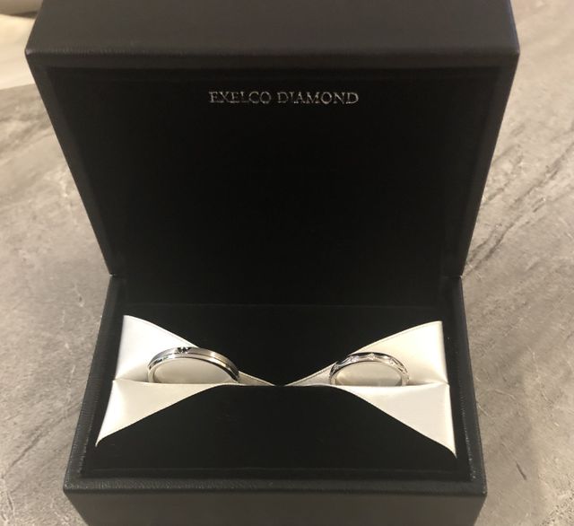 女性用はダイヤとミル打ち
男性用は黒ダイヤと2段になってます