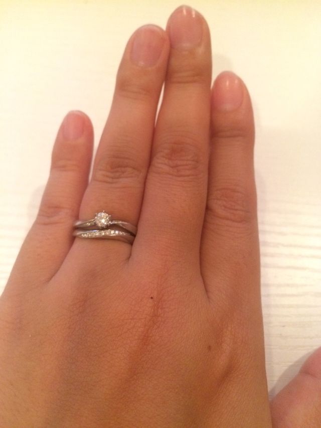 結婚指輪と組み合わせても自然です。