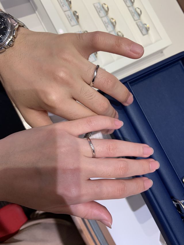 「クレール」という名前の指輪を試着した際の写真です。