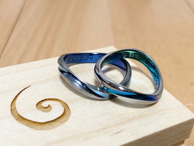 外側の溝と内側にグラデーションカラーが入ってます