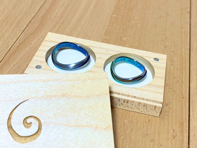 専用の指輪入れに入っている状態で納品されます