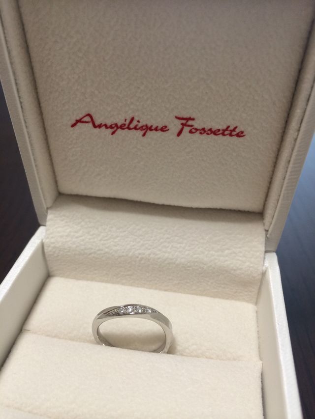 指に馴染みやすいS字形です。ダイヤが綺麗に輝きます。