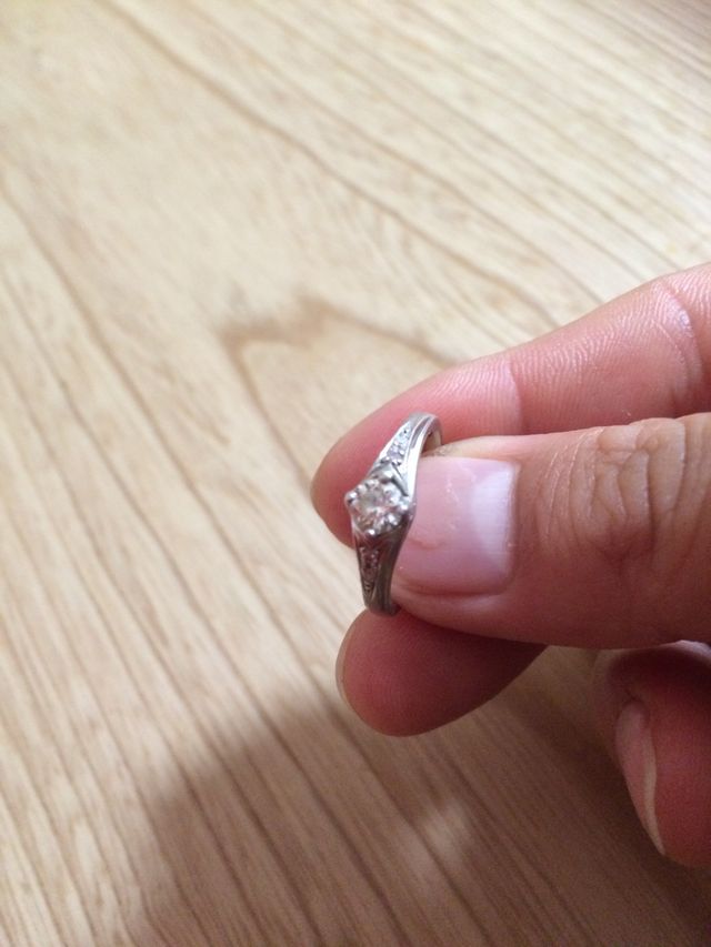 両サイドにピンクダイヤが入っています