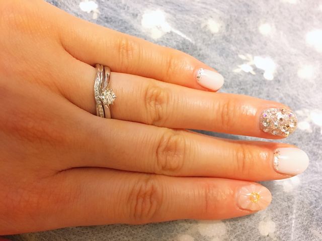 V字のラインが指を長く綺麗に見せてくれています。