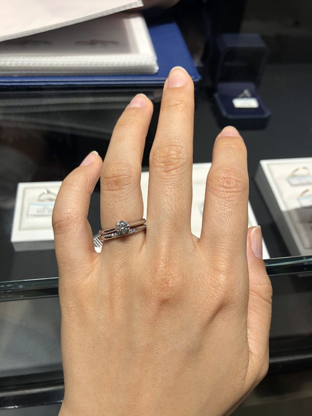 手が綺麗に見えるリングです。