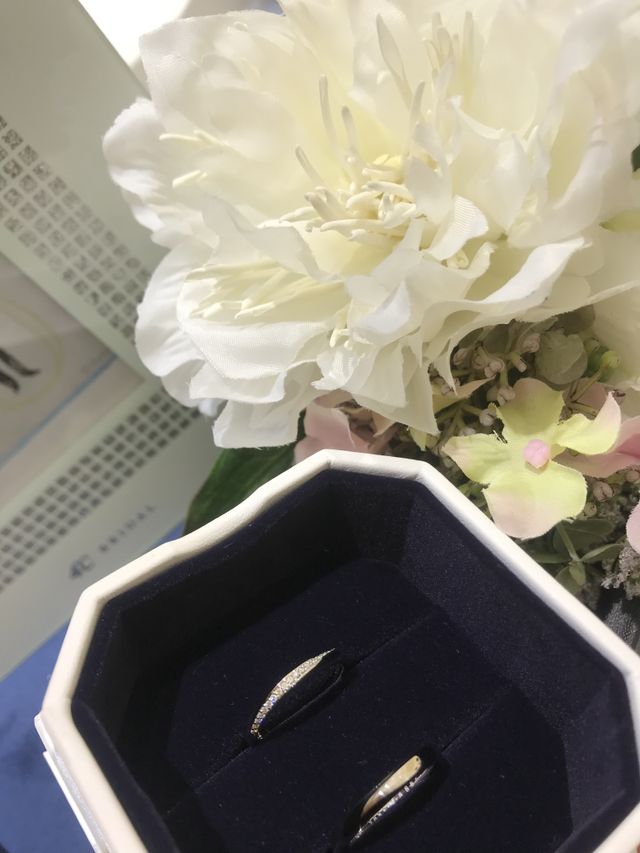 男性側は、ラインのみ。
女性側は、ダイヤがライン状に入ってる