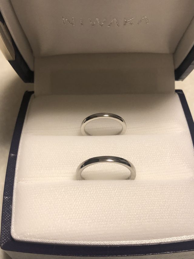 上がプラチナ、下がプラチナゴールドのかれんです。