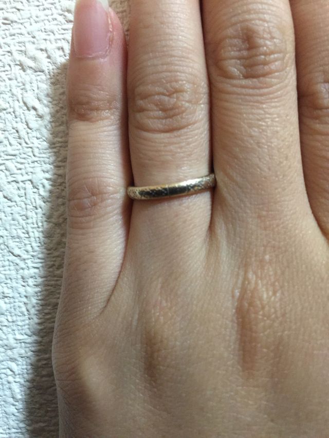 点で格子柄のような模様がはいっています。