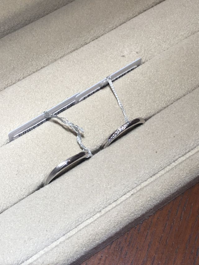 お揃いの斜めのラインとメレダイヤの入ったリング