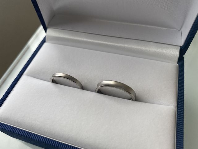 真ん中がくぼんでいるタイプで、指が細く見えます