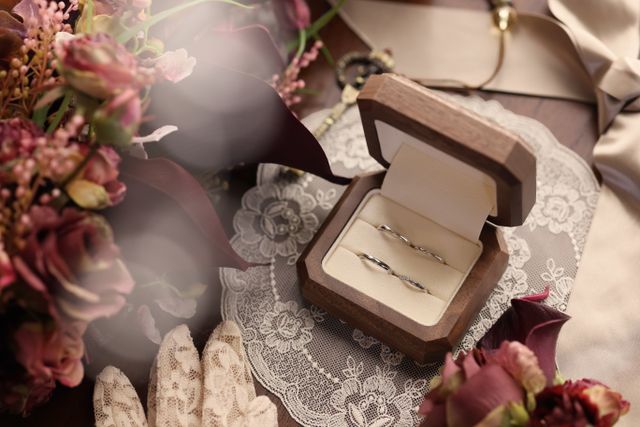 胡桃の木のリングケースが可愛い。