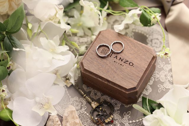 鍛造オリジナルの胡桃の木の箱と婚約指輪