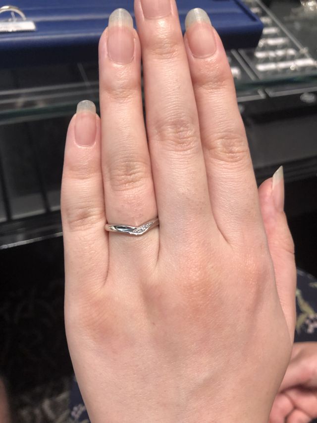 V字になっている為指が細く長く見えます。ダイヤも程よい感じ。