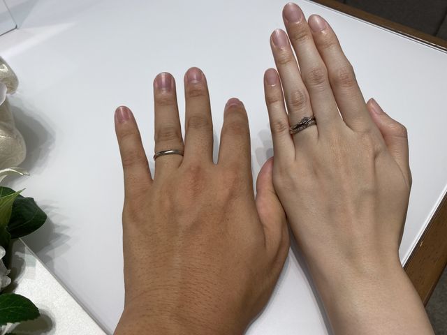 2人とも細い指ですが、ピッタリ合うデザインです！